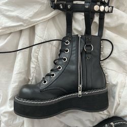 Demonia Emily-377 size 6.5 (women’s)