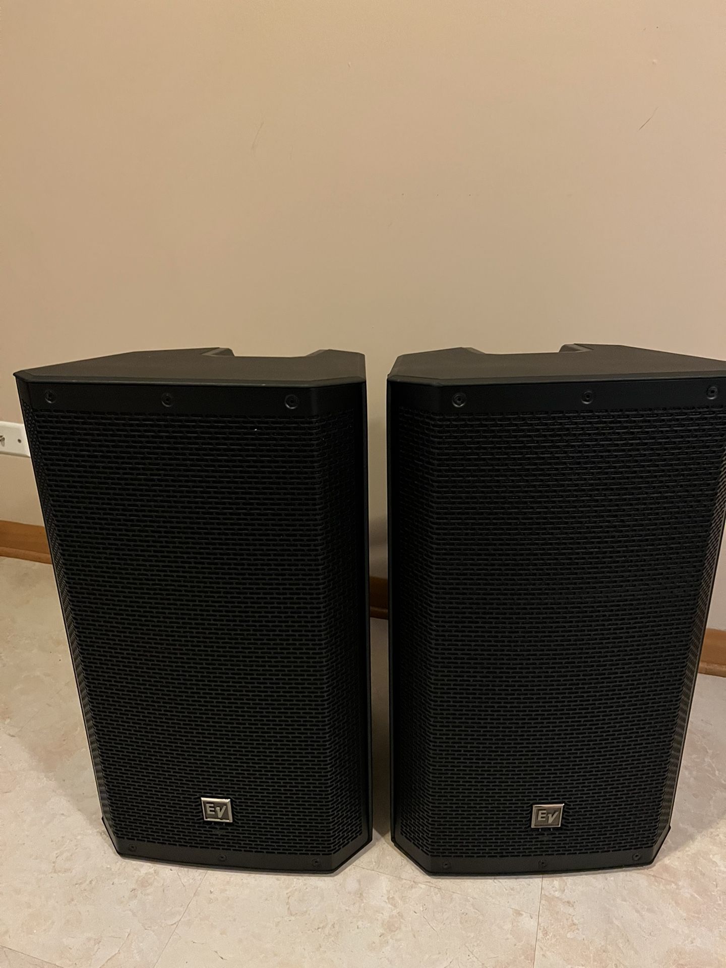 DJ Speakers - EV -zlx -12’s-Powered Pair (free covers)