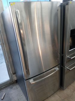 GE 30" stainless steel bottom freezer refrigerator - Free delivery