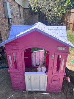 Kids backyard playhouse
