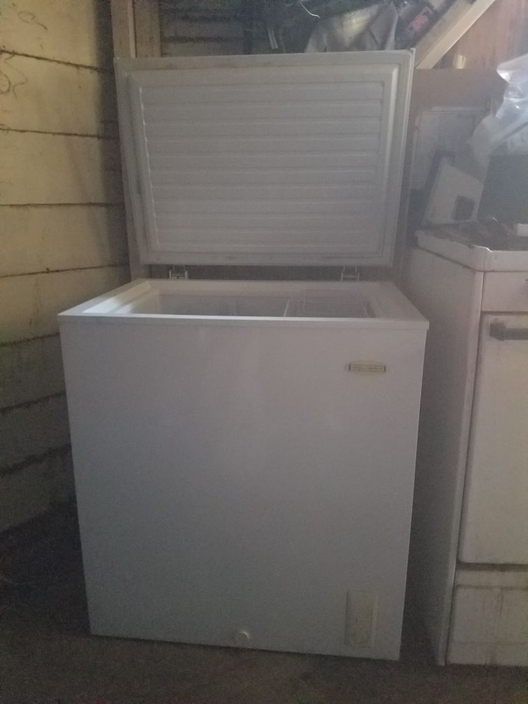 Deep Frezzer Like New for Sale in Palm Springs, CA - OfferUp