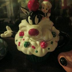 Tweety Syvester Xmas Tea Pot 