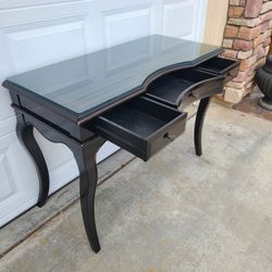 Desk Or Vaniry And Chair