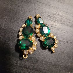 Vintage faux emerald earrings damaged
Missing back piece