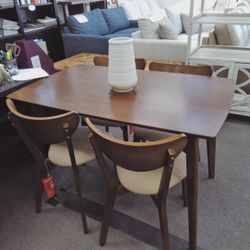 Kersey 5-piece Rectangular Dining Table Set Chestnut. NEW. 