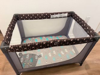 Portable Crib Pack and Play with Memory Foam Cushion EXCELLENT condition