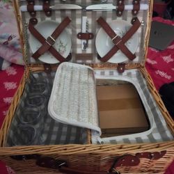 Brand New Picnic Basket Complete With Plates Cups Spoons Forks And Butter Knifes 