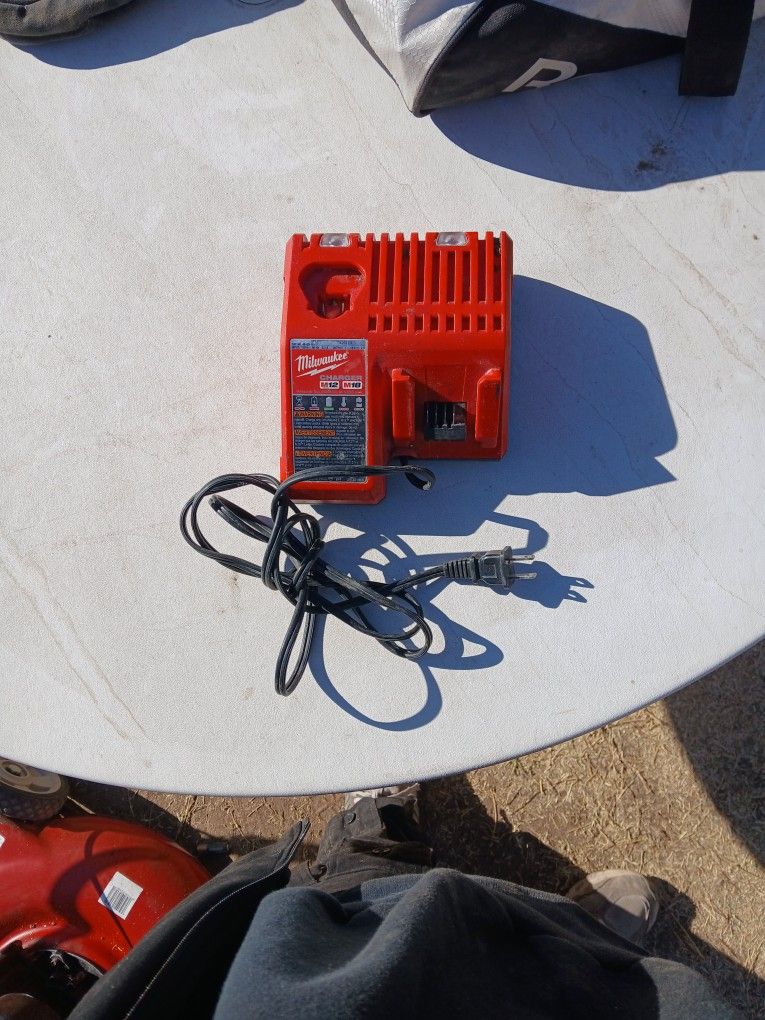 Milwaukee 48-59-1812 M12 M18 Multi-Voltage Charger