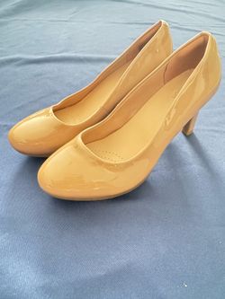 Clarks Women’s Beige Patent Leather Glossy Round Toe Slip-On Block Pump 7.5