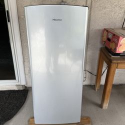 Hisense Compact Refrigerator 