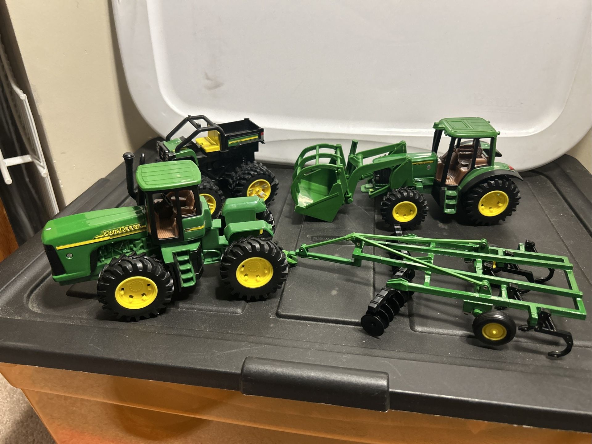 SET OF 3 PR-OWNED JOHN DEERE FARM TRACTOR / MONSTER CAR / ERTL 1.64 TRACTOR & GROUND RIPPER