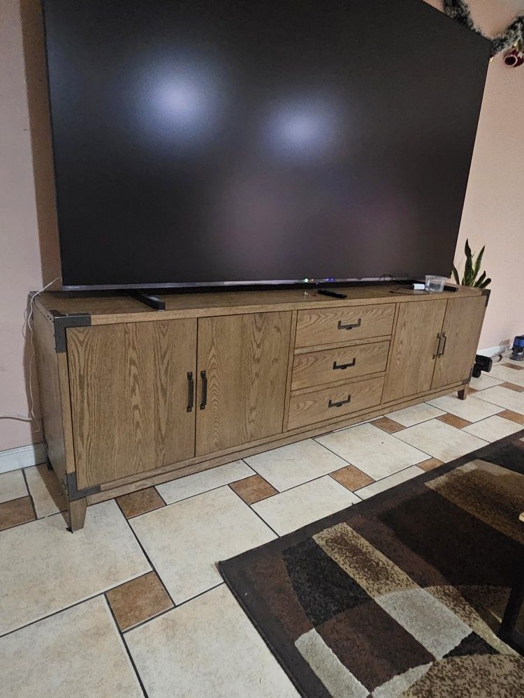 FURNITURE WOOD SOLID TV STAND CAN CARRY TV 65" UP STURDY LIKE NEW EVERYTHING WORKS GREAT VERY CLEAN NO DAMAGE  SCRATCHES OR DENTS,IF SOMEBODY INTEREST