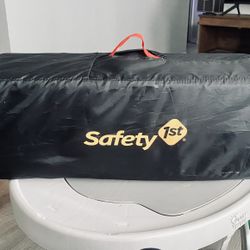 Safety 1st Pack N Play (Mickey Mouse)