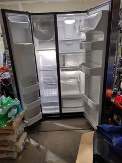 25.3 cu in GE side-by-side refrigerator