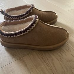 Women’s Slippers Ugg Style Size 7 Like New 