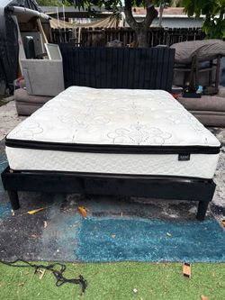 Cama queen negra