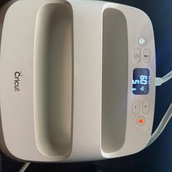 cricut easy press with stand (NEED GONE ASAP)