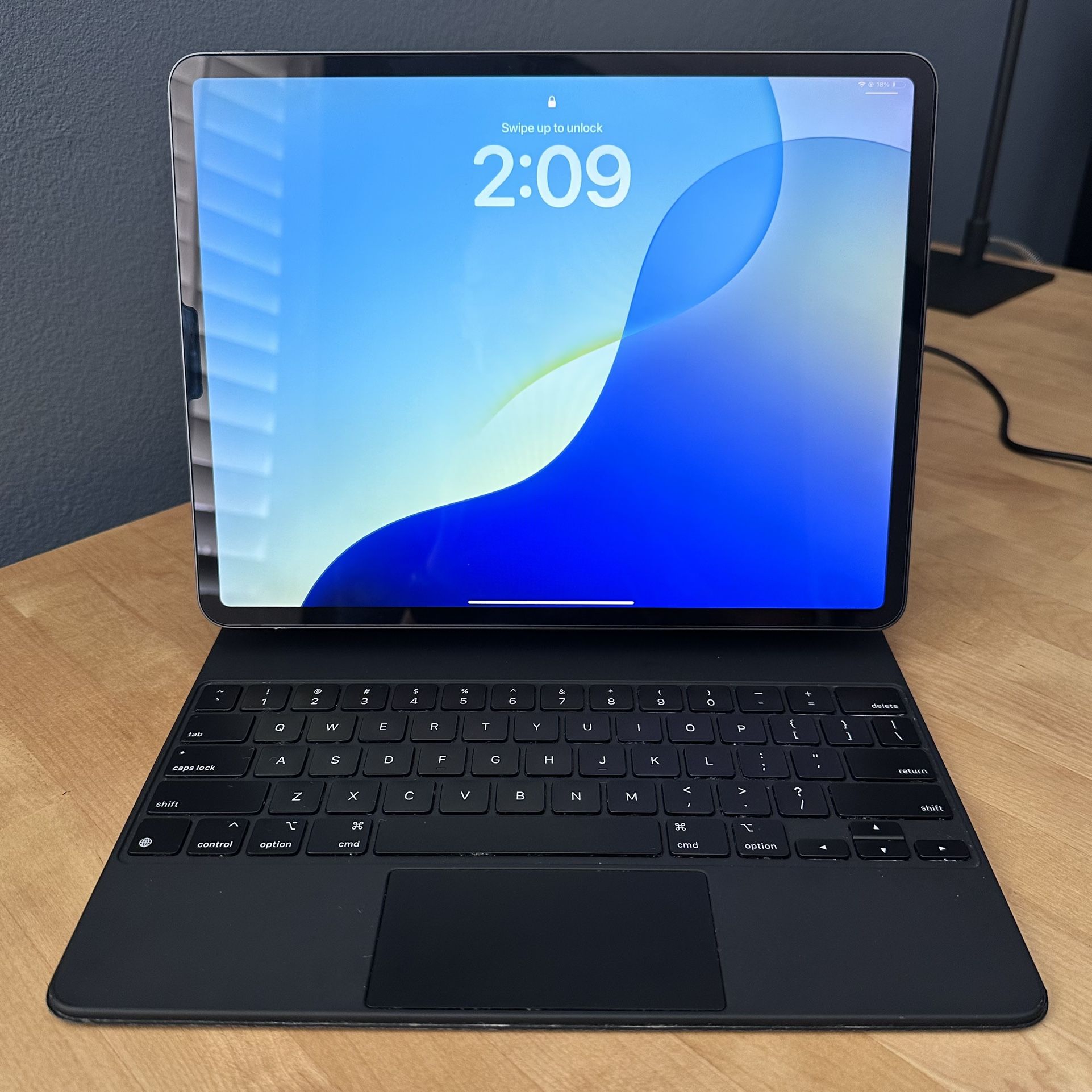 iPad Pro 12.9 Wi-Fi (4th gen) 256GB Space Gray + Apple Magic Keyboard