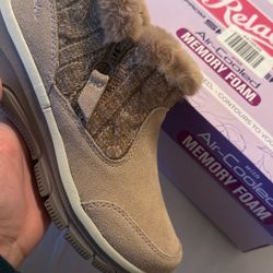 Skechers Cozy Inn (Size: 7.5 Women’s) Boots 