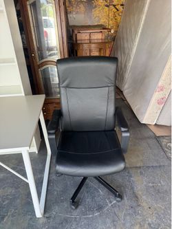 Like new leatherette Office chair.