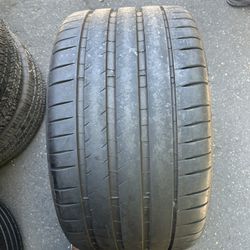 Tengo una llanta seminueva, tiene el 95% de vida marca Michelin Pilot Sport 4S  315 30 ZR21 NDO instalación y balanceó por el mismo precio 
