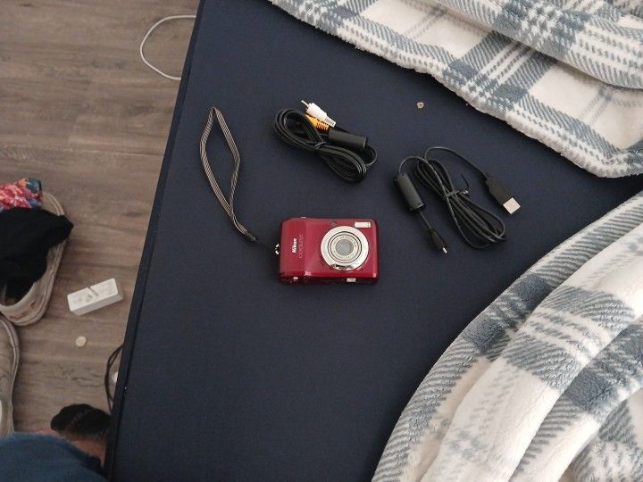 Nikon Coolpix L20 Camera