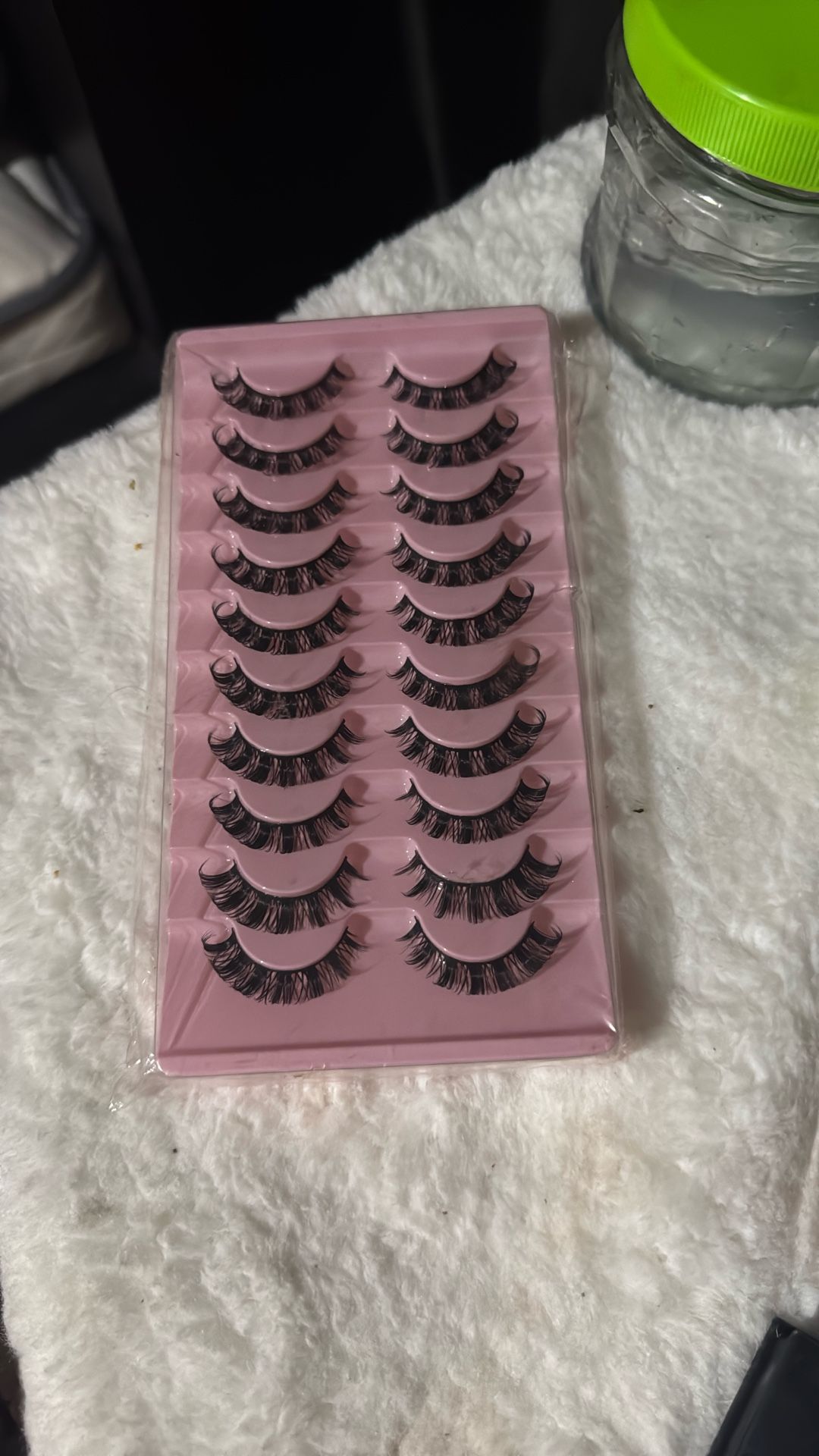 wispy lashes, isnt opened