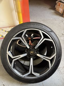 Full Set Of 4 amazing Condition 2023 Lamborghini urus Wheels