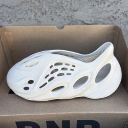 Yeezy FOAM RNR Sand Size 10