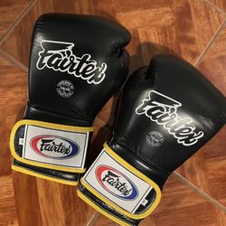 BOXING GLOVES 