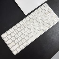 Apple Wireless Magic Keyboard (Lightning Port) with Touch ID for Mac models with Apple silicon - Silver/White