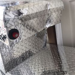 Truck bed toolbox