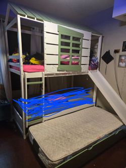 Triple bunk bed