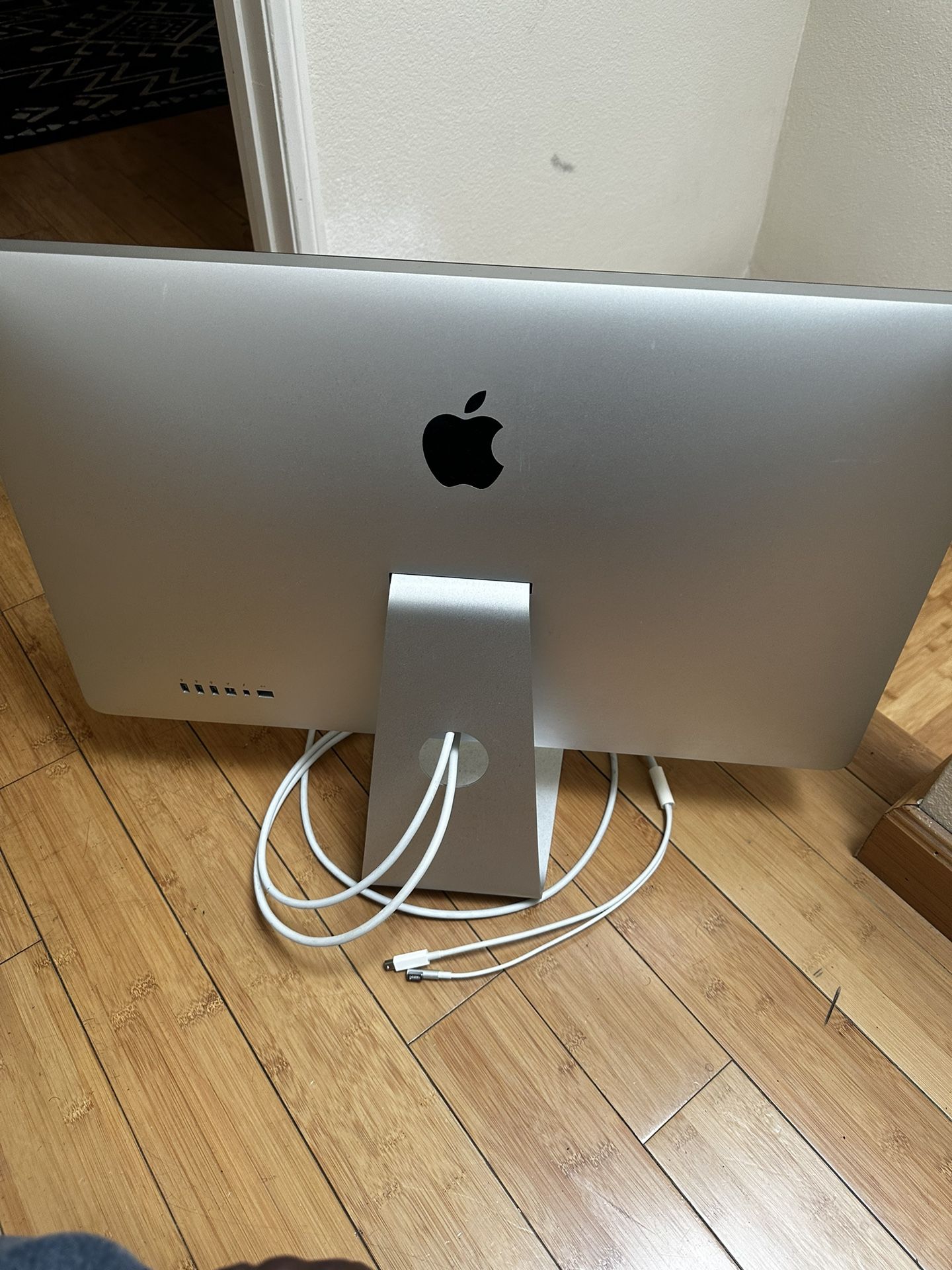 27’ THUNDERBOLT APPLE DISPLAY SCREEN 