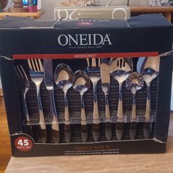 Oneida 45pc Silverware Set