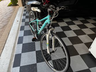 Women’s Trek dual sport hybrid road and trail bicycle