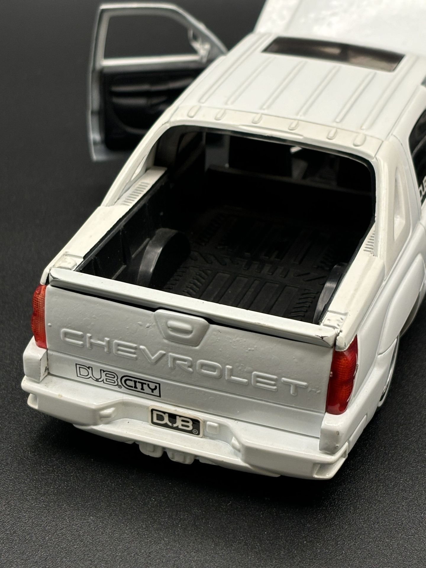 2001 Chevy Avalanche 1:24 Diecast model car by Jada Dub City for