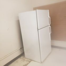  Refrigerator / Fridge