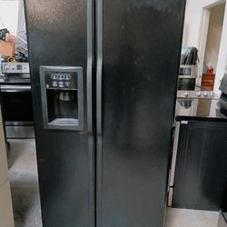 Refrigerator Ge Side By Side In Black No Working Ice Maker Only And 40 Days Warranty Delevery 