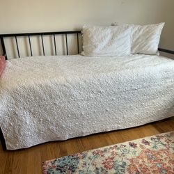 Trundle bed with Mattresses and Linens 