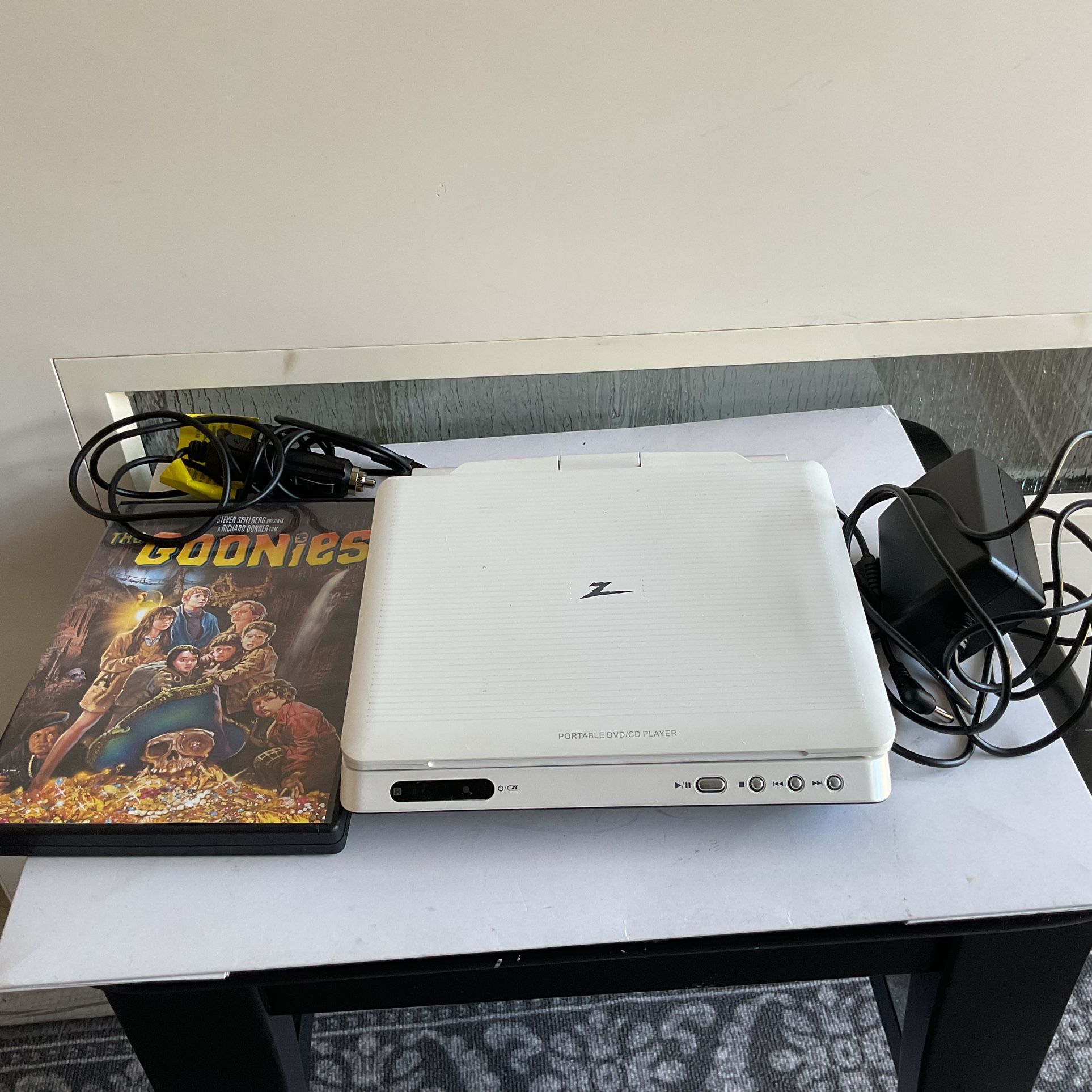 Zenith Portable DVD/CD Player DVP615 with carrying bag and cords.