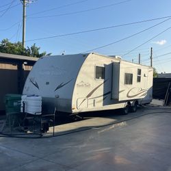 RV 28’ Año 2009 Piso Nuevo 