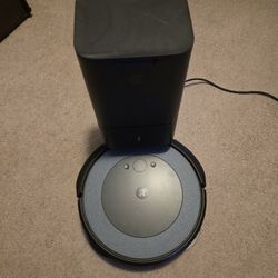 Roomba i4 Vacuum with Self-emptying Base