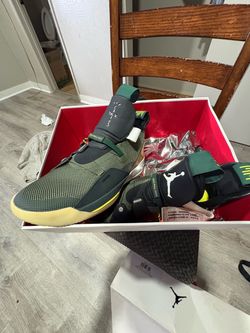 Travis Scott x Air Jordan 33 Sneakers
