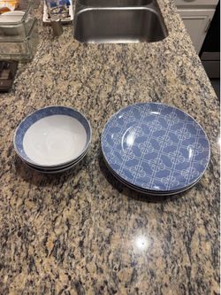 7-Piece Blue & White Dinnerware Set – 4 Plates + 3 Bowls
