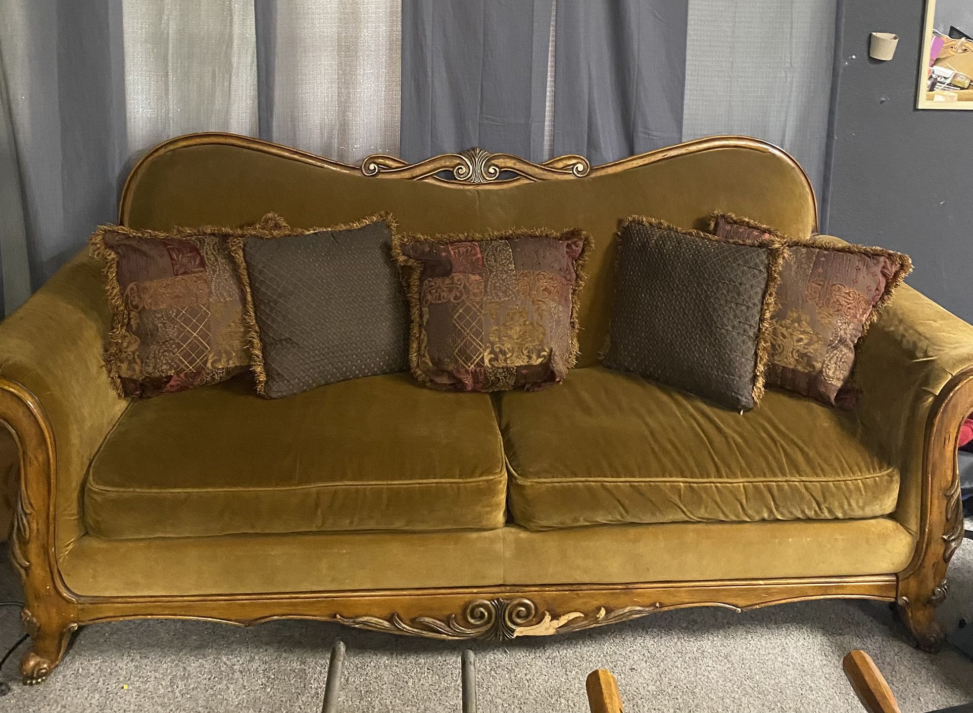 2 Set European Style Sofas