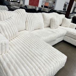 Cream Fluffy Sectional $1190 Cash 🔥ask For ROXANNA 