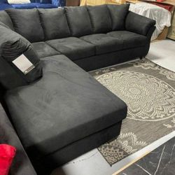 Darcy♥️2 PC Sectional With Chaise//Black 🖤 Couch