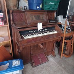 Antique Pump Organ In Good Condition