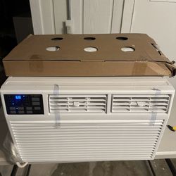 14000 BTU 230v Window Air conditioner W/ Heating